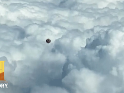 Pilot Stunned by Cube-Shaped UFO: 